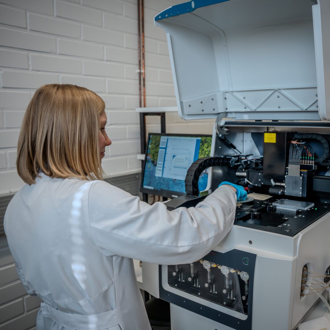 Synexa Gyros Gyrolab explore being used by a bioanalytical scientist.
